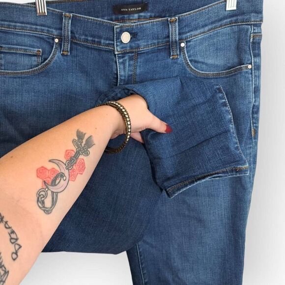 Ann Taylor Women's The Relaxed Slim Jean Medium Blue Wash Denim sz 8 - Picture 3 of 7